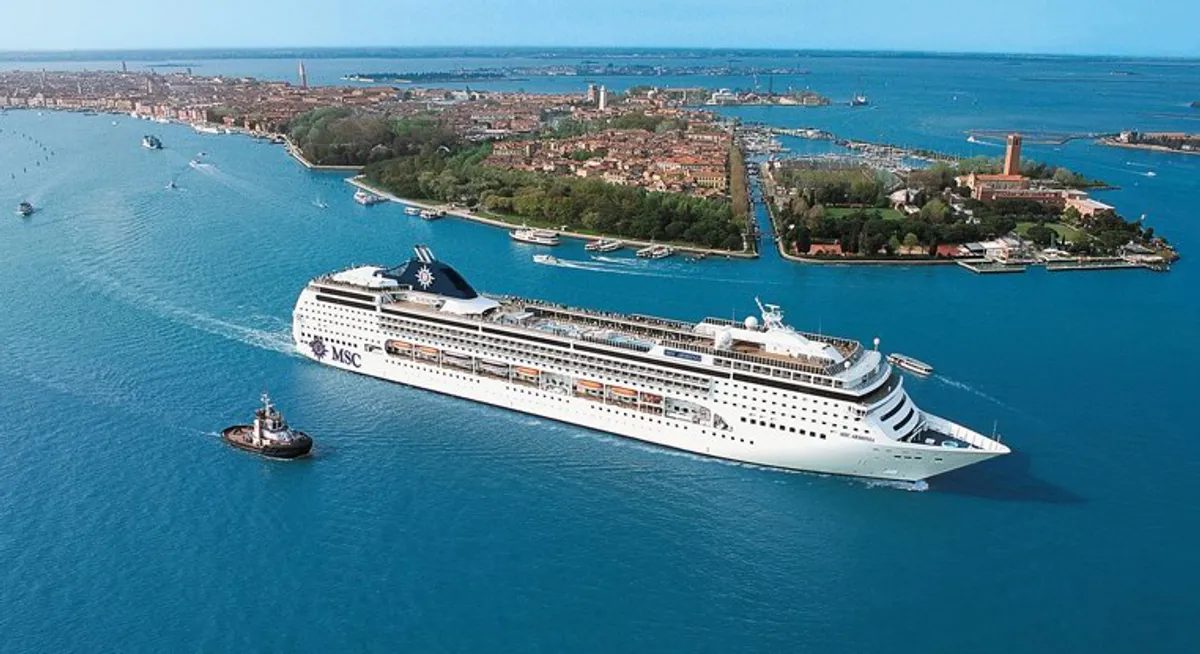 Die MSC Armonia ter see